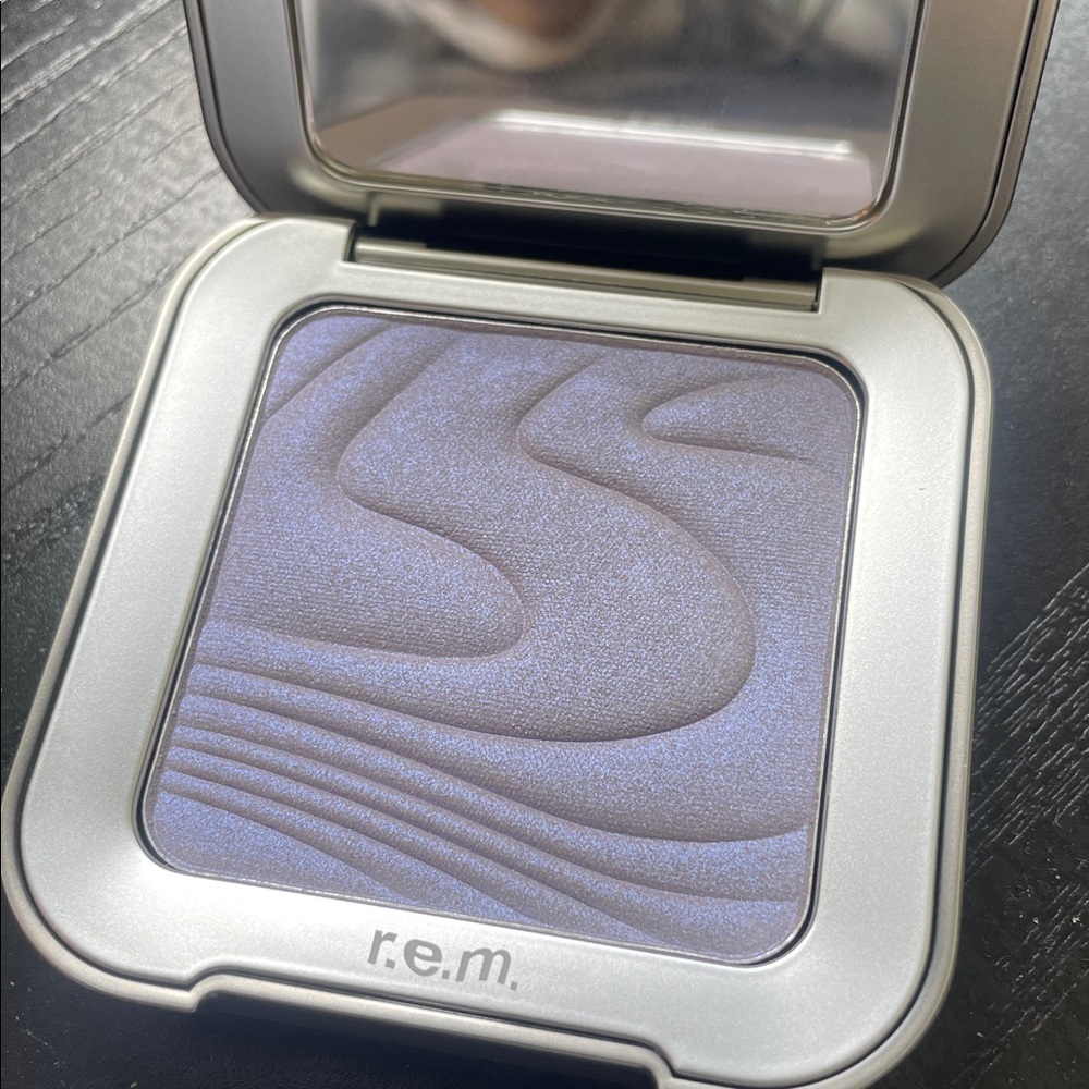 r.e.m. beauty Miss Neptune Interstellar Highlighter Topper- iridescent lavender - Picture 9 of 10